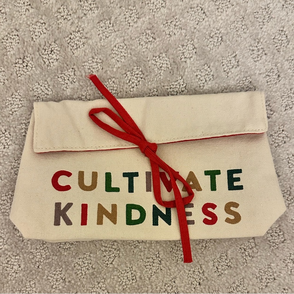 [Clarins] New Cultivate Kindness Pouch
